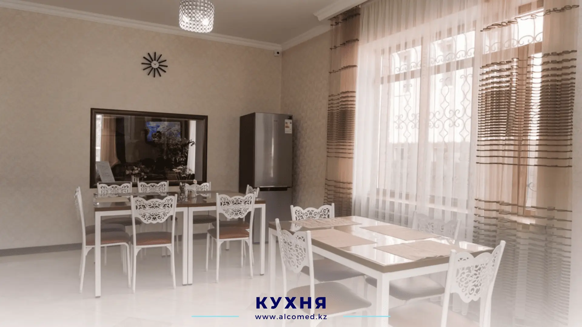 Холл клиники Alcomed — лестница и гостиная зона